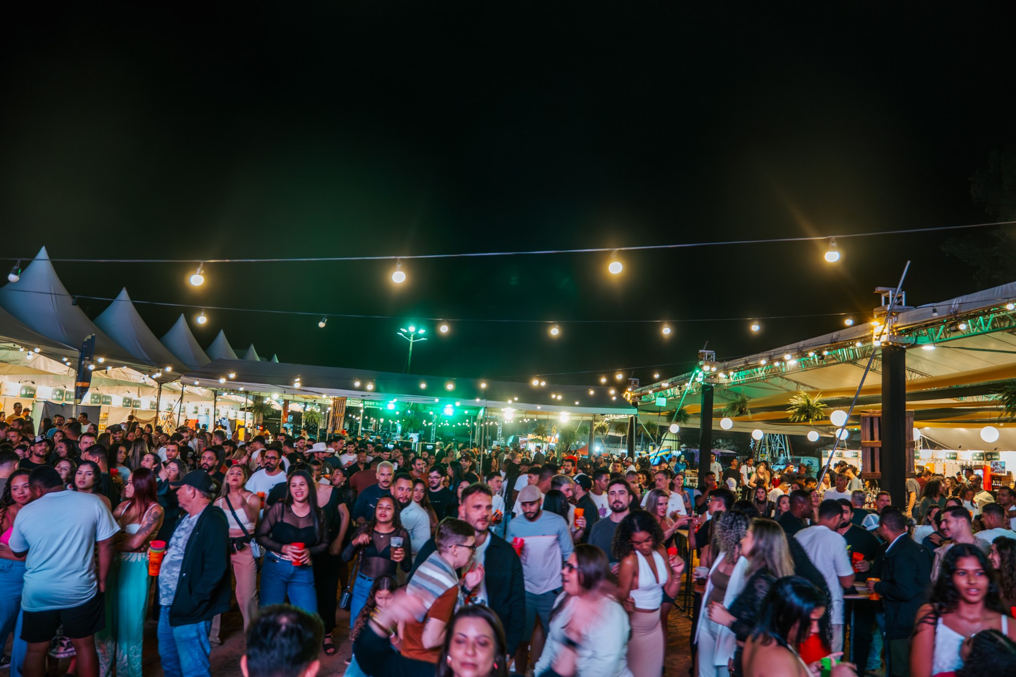 Público reunido à noite no Festival do Pastel e Caldo de Cana de Ibiraçu em 2025.