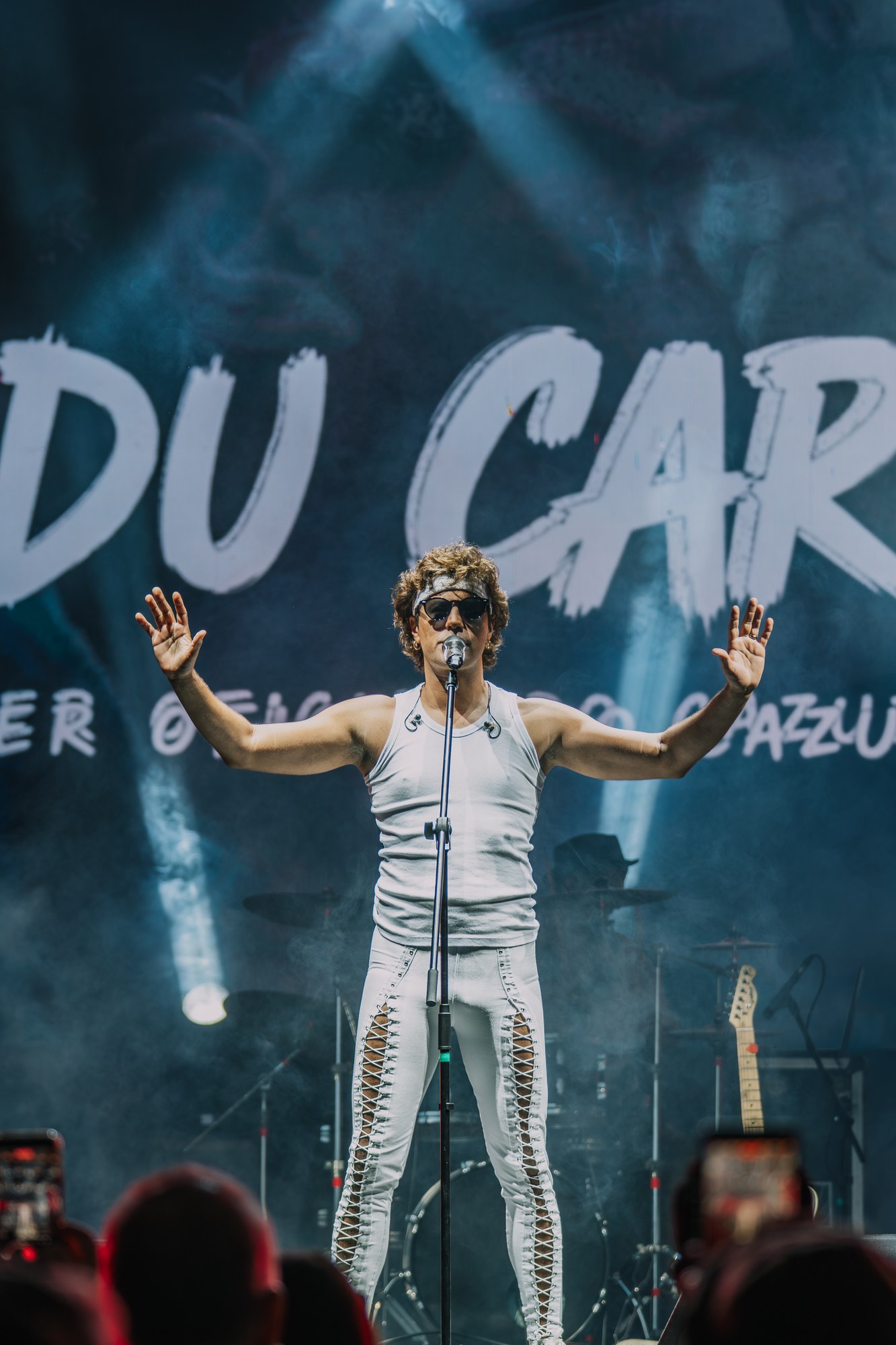 Cadu Caruzo com os braços abertos no palco do Primavera Teresense 2026.