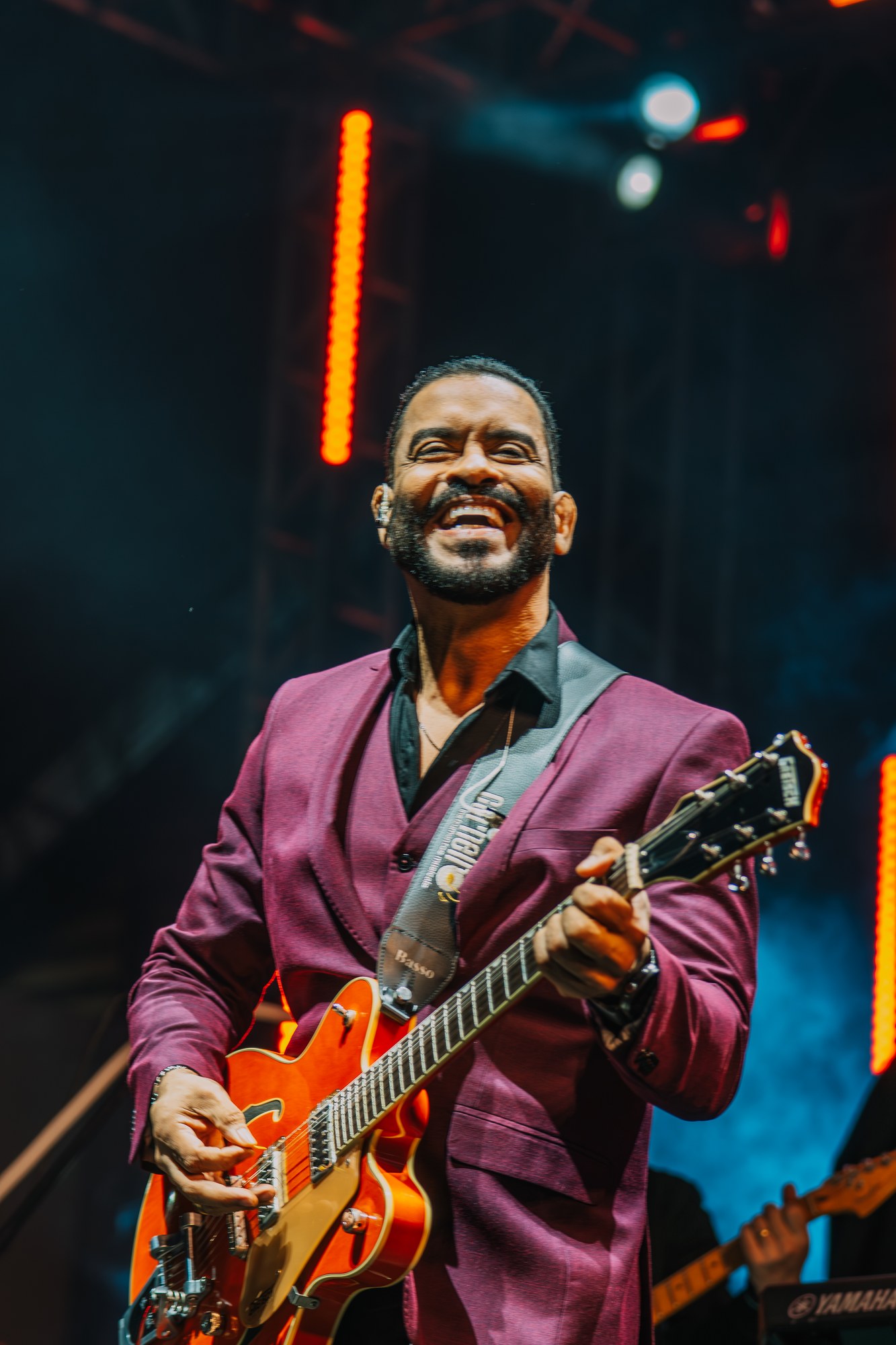 Jackson Lima toca guitarra durante o Festival Primavera Teresense 2026.