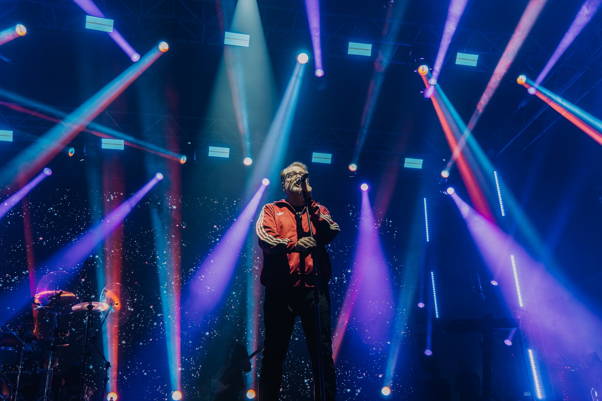 Vocalista do Nenhum de Nós no palco iluminado do Primavera Teresense 2026.
