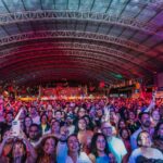 Vista ampla do público sob a cobertura do Parque de Exposições no Primavera Teresense 2026.
