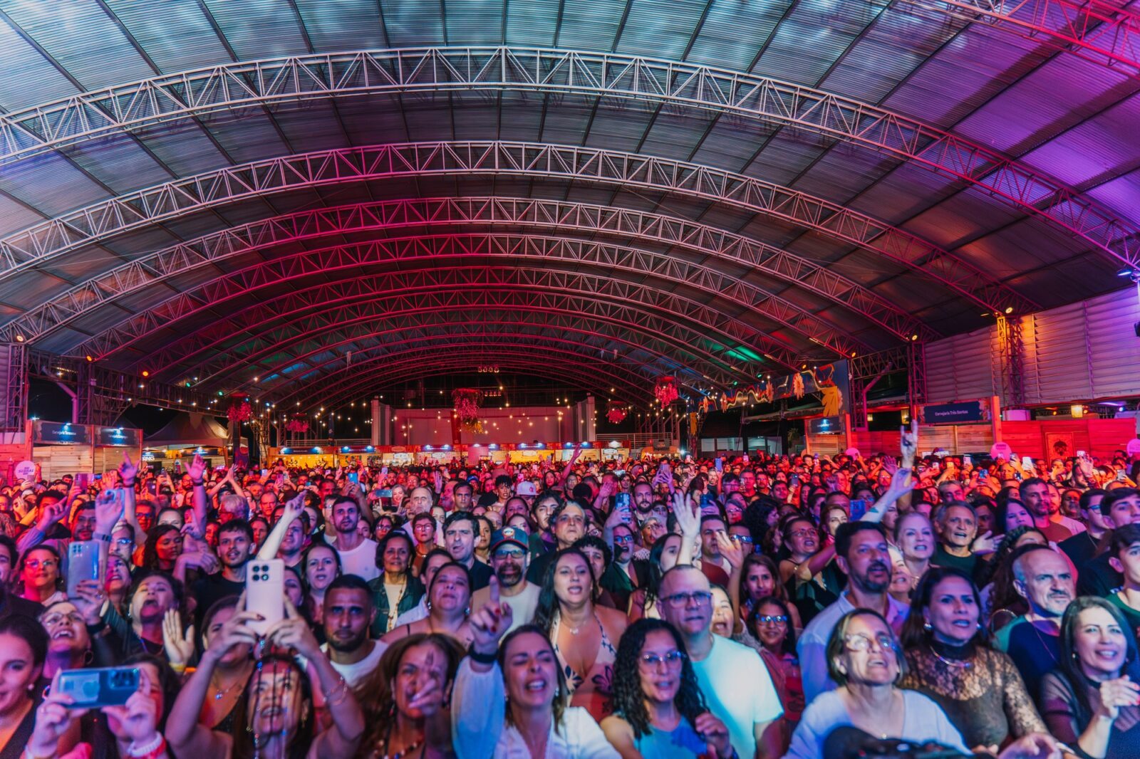 Vista ampla do público sob a cobertura do Parque de Exposições no Primavera Teresense 2026.