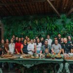 Grupo reunido atrás de uma mesa com os pratos apresentados para o Sabores do Caparaó em Irupi.