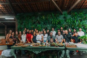 Grupo reunido atrás de uma mesa com os pratos apresentados para o Sabores do Caparaó em Irupi.