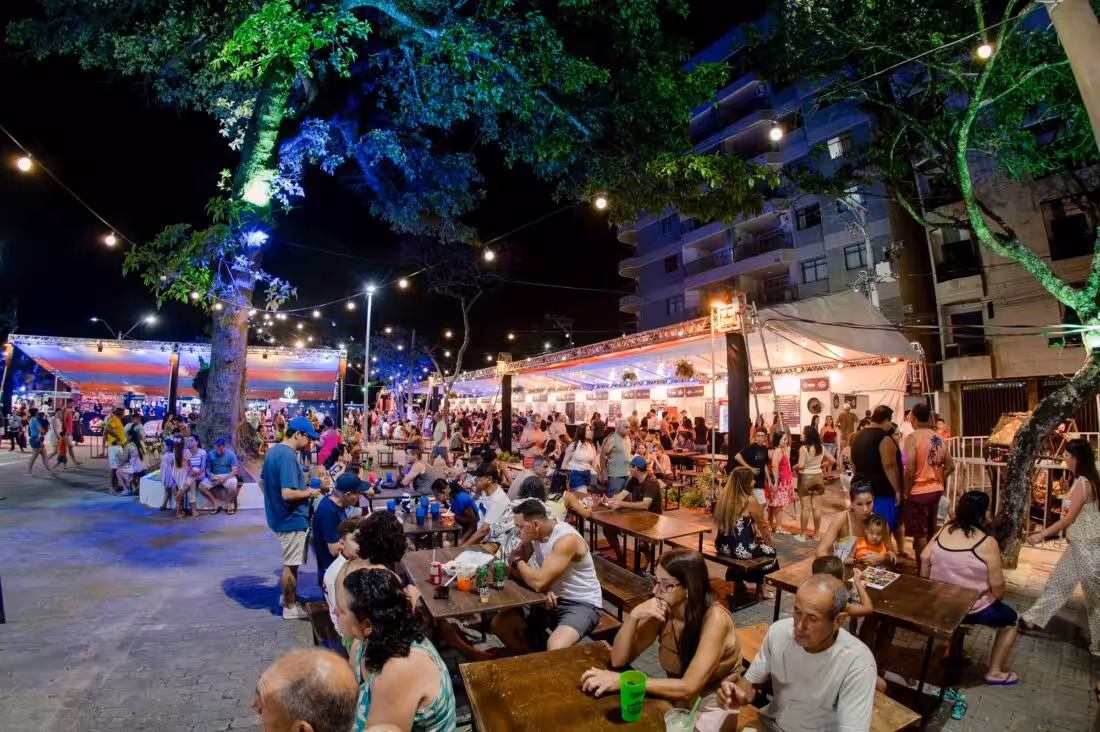 Público ocupa a Praça Dona Carmen durante a 6ª edição do Piúma Gastronomia.
