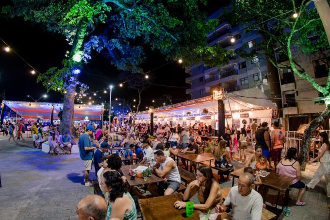 Público ocupa a Praça Dona Carmen durante a 6ª edição do Piúma Gastronomia.
