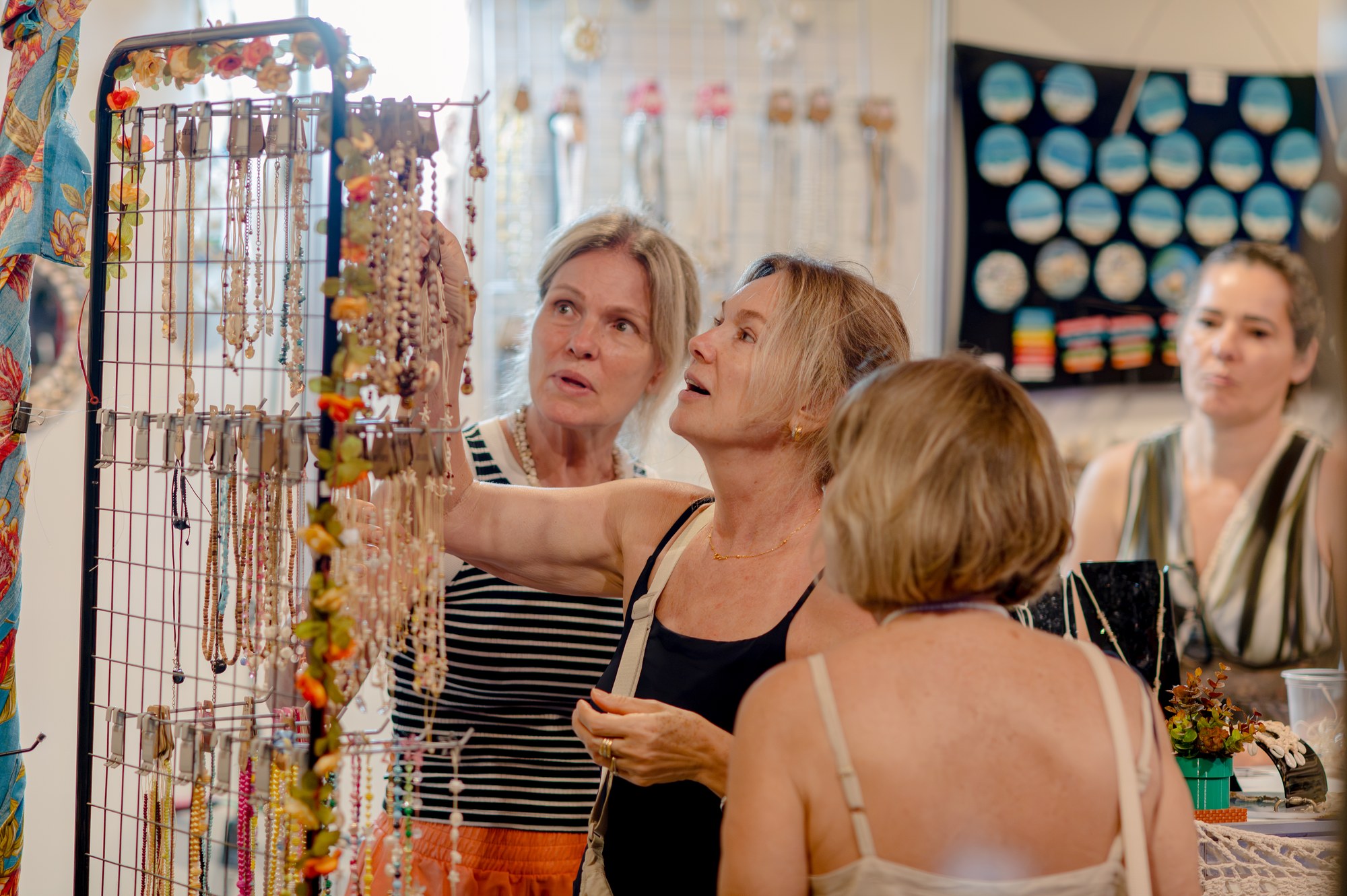 Artesanato e acessórios em exposição.