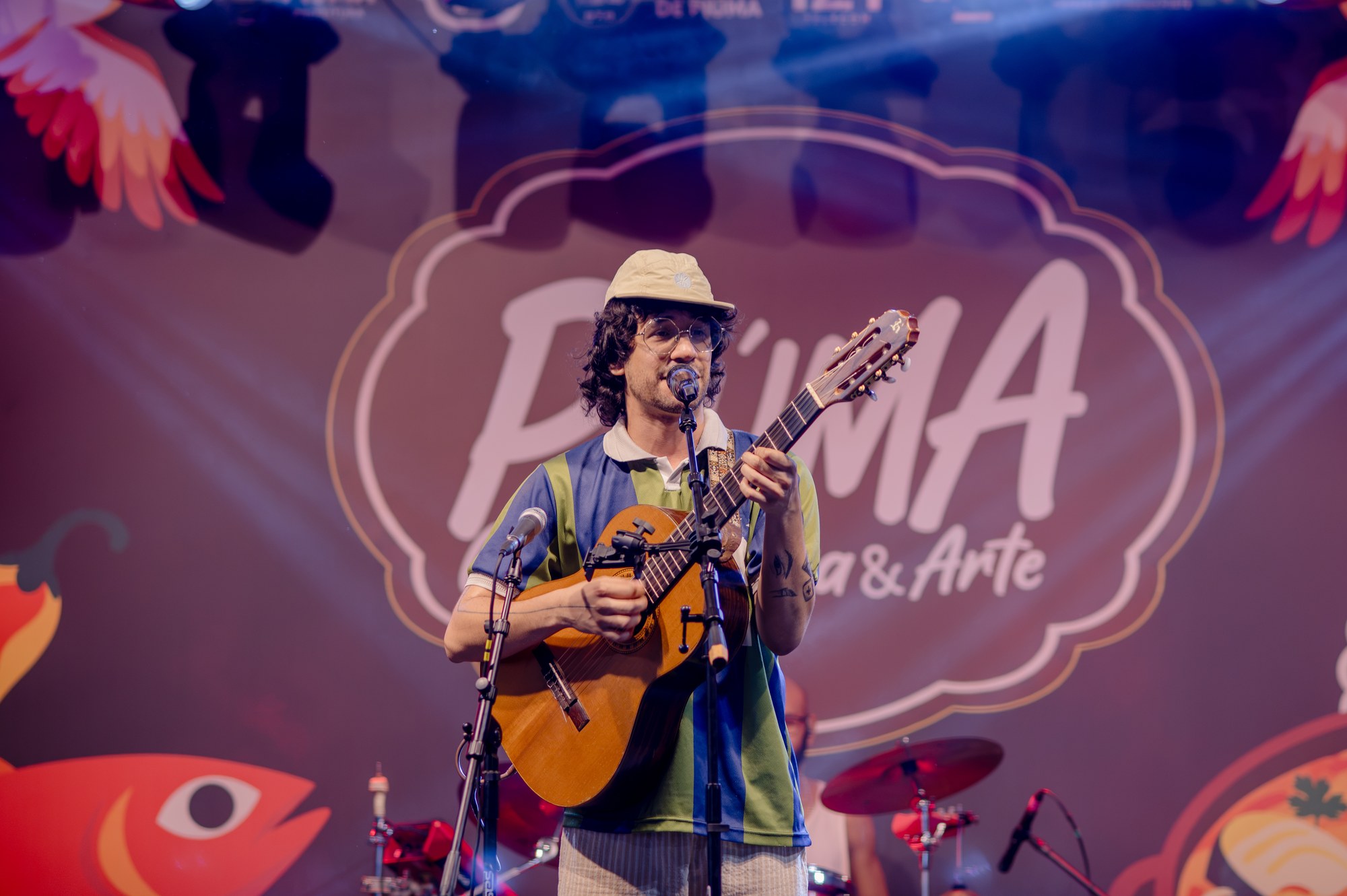 Apresentação musical no palco do Piúma Gastronomia.