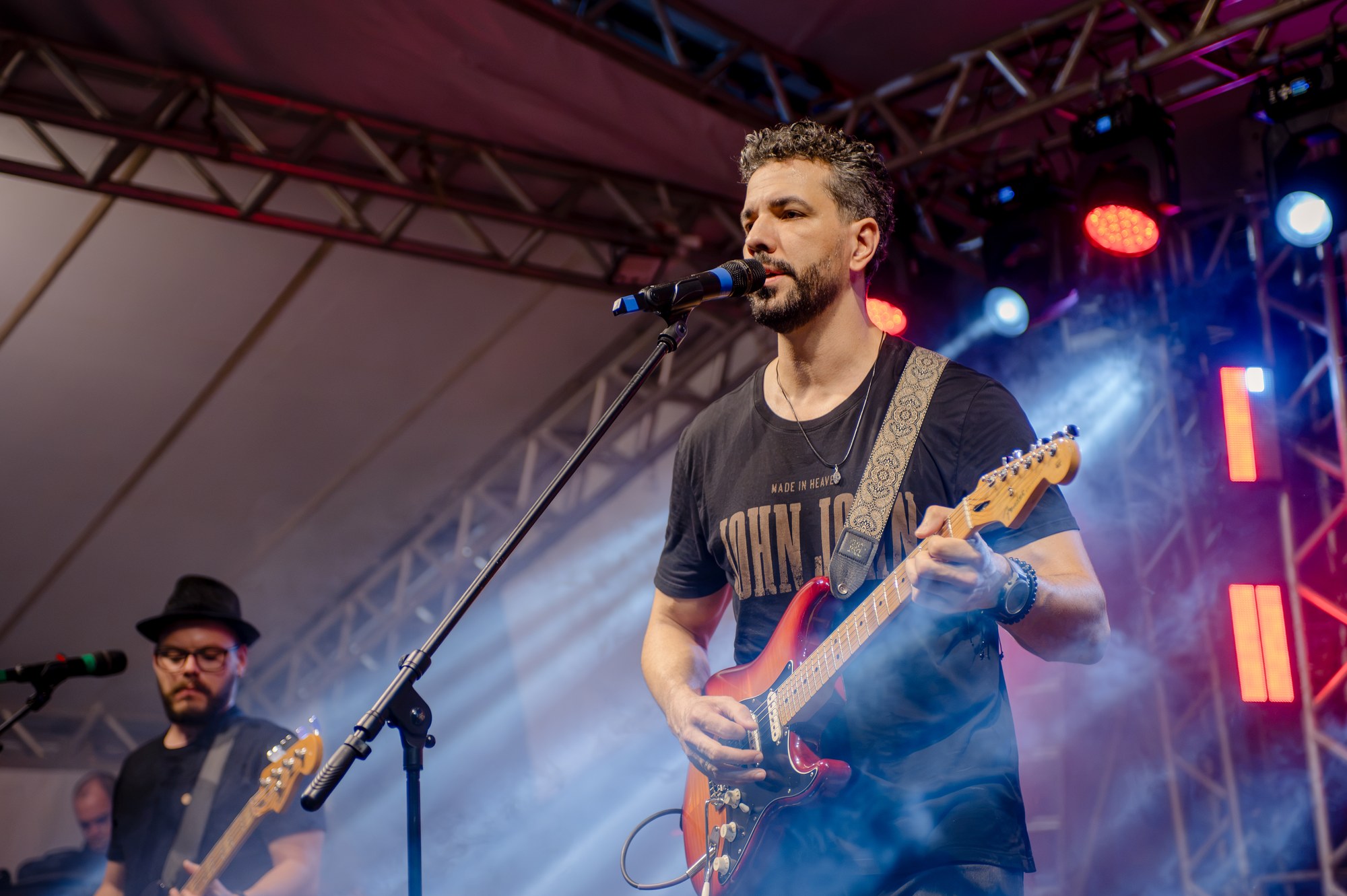 Música ao vivo integra a programação.