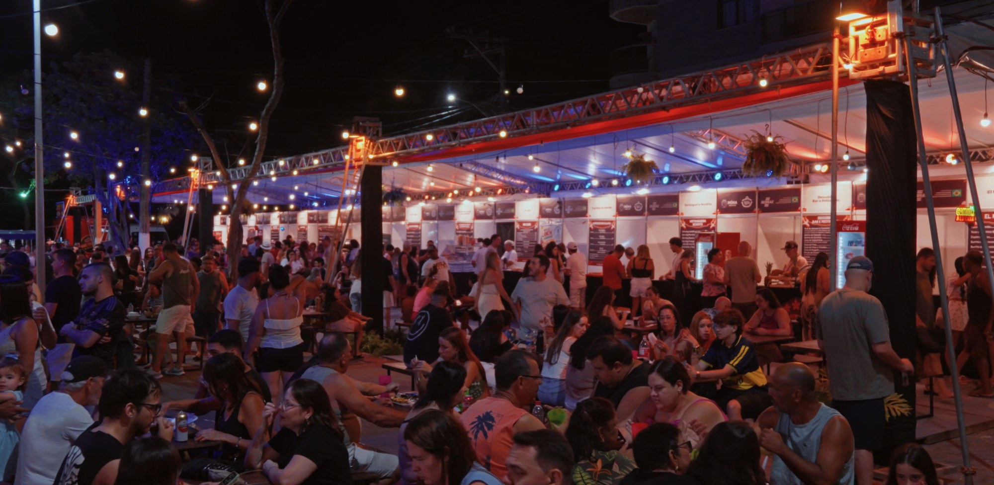 Praça de alimentação reúne o público e os sabores do festival.