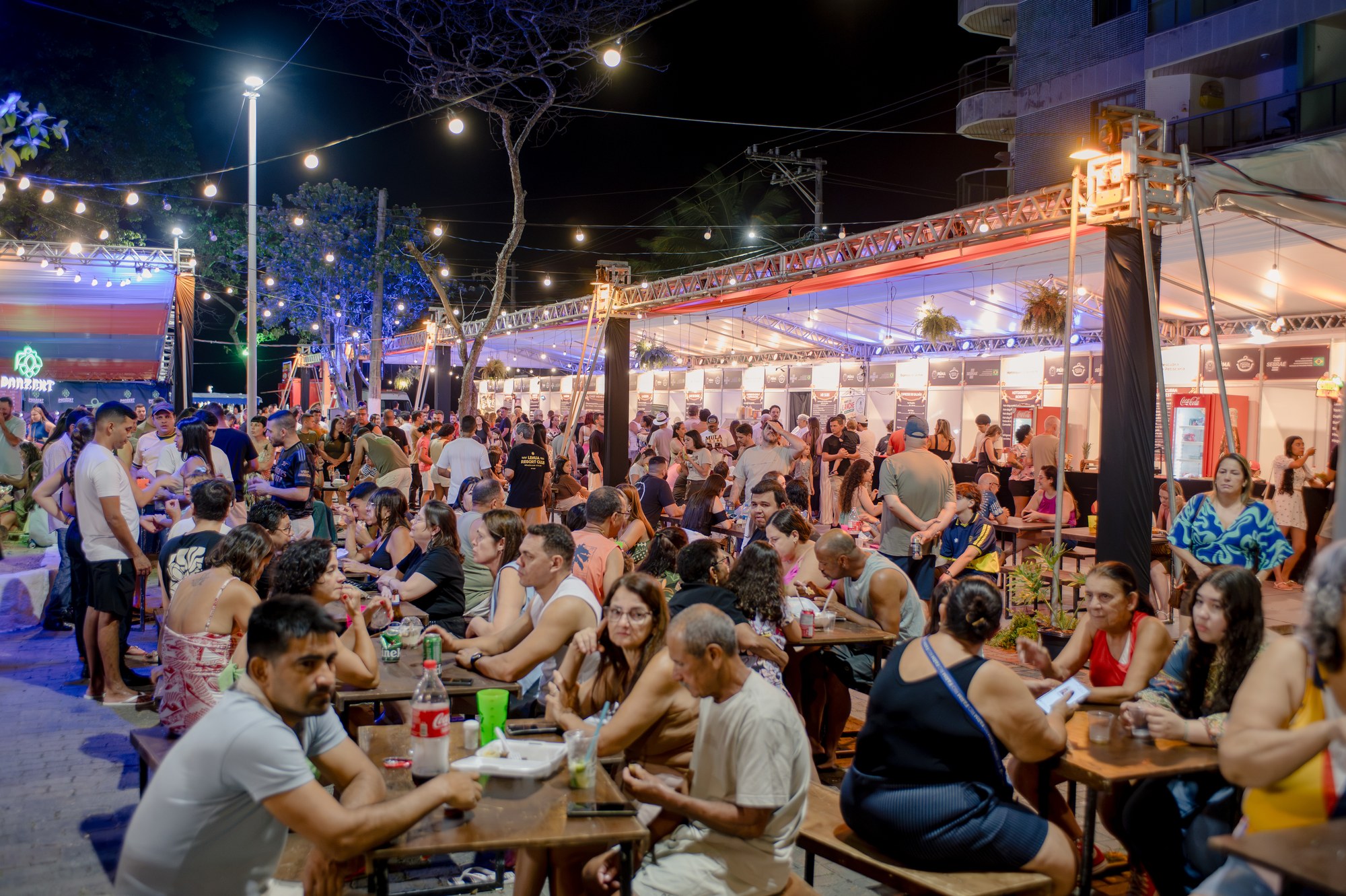 Famílias e amigos na praça de alimentação.