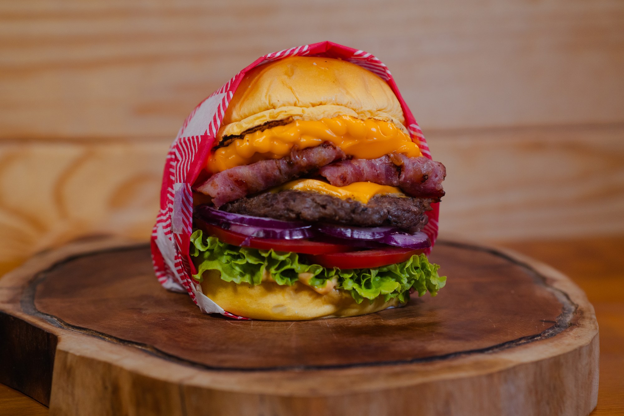 Hambúrguer artesanal Velociraptor — Dinomania Burgs