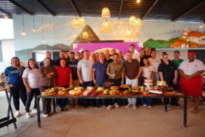 Apresentação da 6ª edição do Piúma Gastronomia — Grupo reunido com os pratos do festival